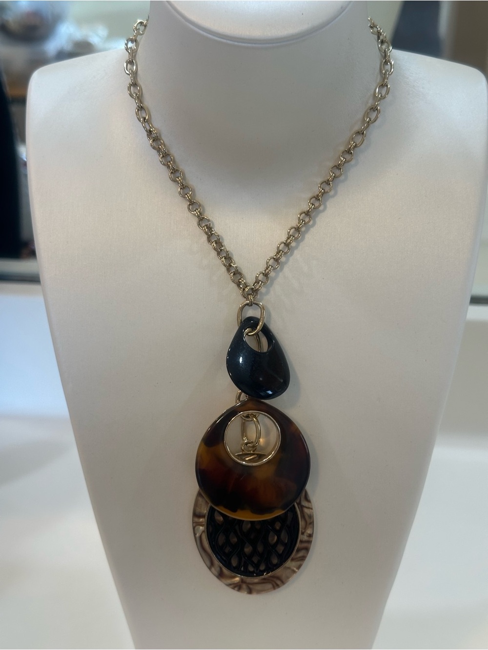 Liz Claiborne Tortoise & Black Resin Multi-Pendant Statement Necklace Gold Tone - Picture 10 of 14
